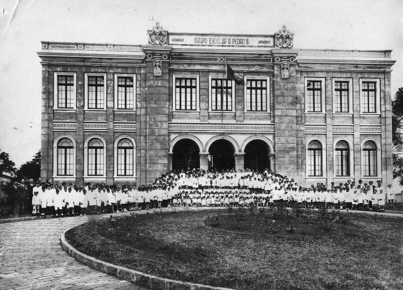 Alunos do Grupo Escolar D. Pedro II, em Curitiba, em 1928: arquitetura de escolas de centro urbanos eram mais ostentadoras do que a as do interior | Acervo/ Memorial Lysimaco Ferreira da Costa