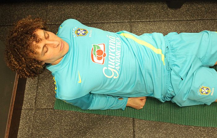 A ordem de Felipão é de que mesmo sem condição de jogar David Luiz permaneça com o grupo no hotel em Londres | Mowa Press