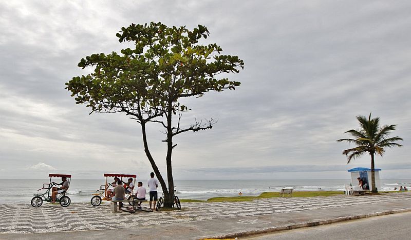Praia Brava, em Caiobá, na manhã deste domingo (3) | Daniel Castellano/Gazeta do Povo
