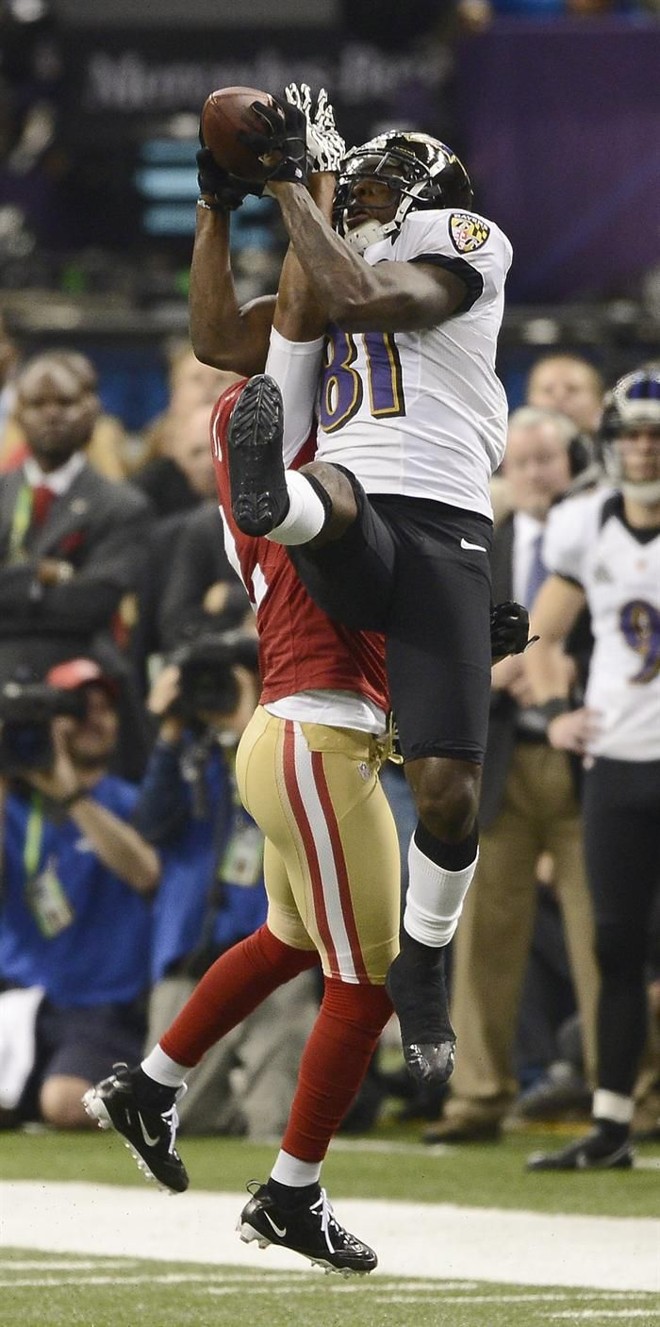 Anquan Boldin, do Ravens, é interceptado por Carlos Rogers, do 49ers |