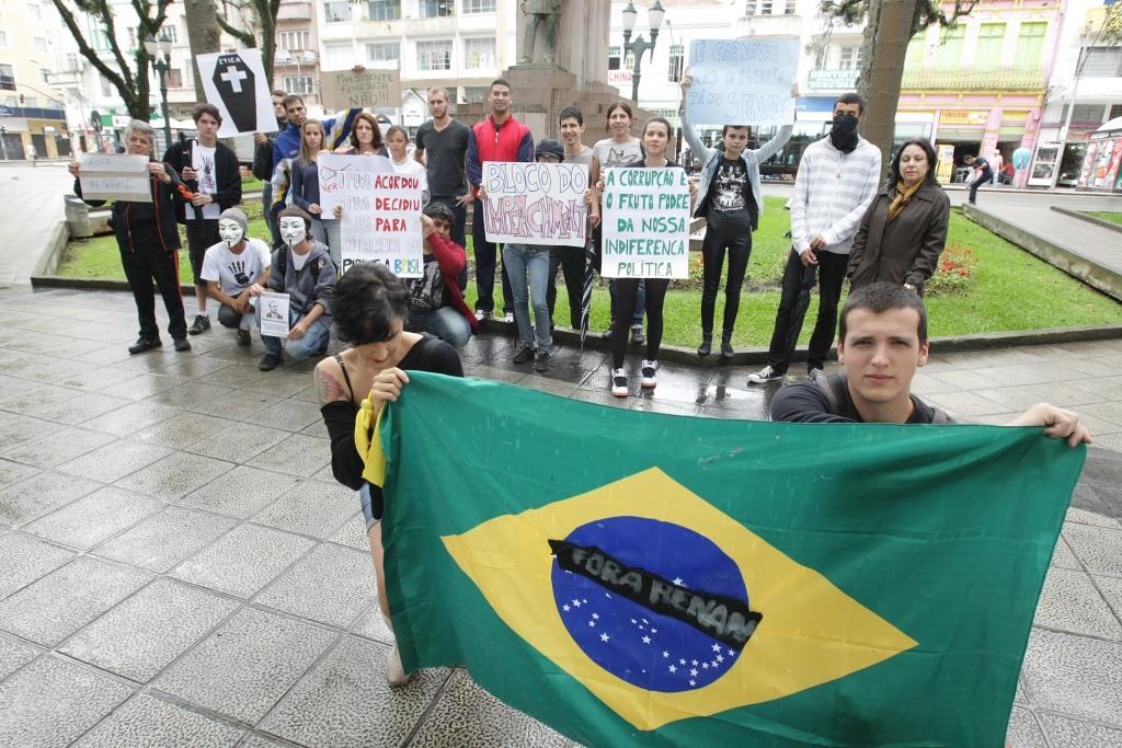 Cerca de 20 pessoas se reuniram na Praça Tiradentes, Centro de Curitiba, para protestar contra Renan Calheiros | Ivonaldo Alexandre/Agência Gazeta do Povo
