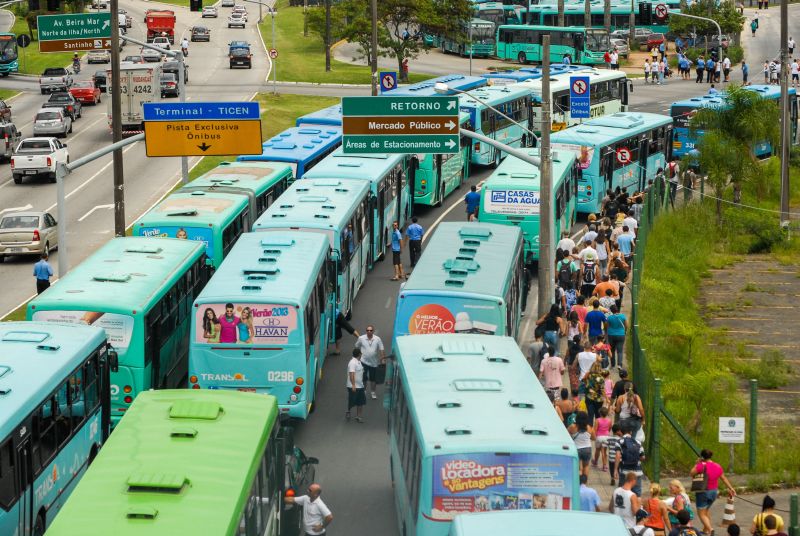 Transporte coletivo parou por uma hora ontem em Florianópolis: ataques já somam 98 | Cadu Rolim/ Folhapress
