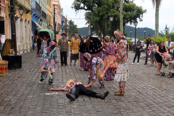 Grupo Mandicuera faz tradicional apresentação do Boi de Mamão em Paranaguá |