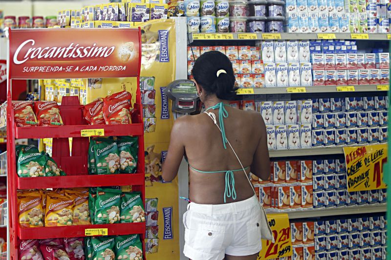 Veranista em mercado de Matinhos: faturamento menor no resto do ano pode ser causa das altas | Fotos: Albari Rosa/ Gazeta do Povo