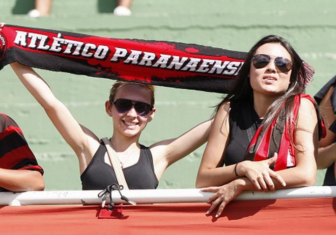 Torcedoras atleticanas no Atletiba no Couto Pereira |