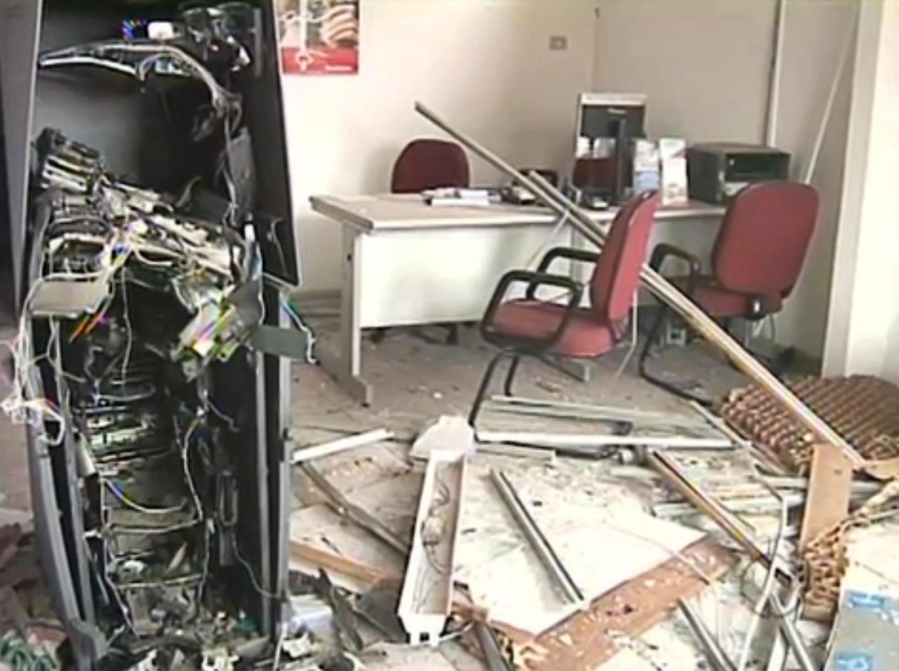 Estilhaços do caixa eletrônico do Banco Bradesco foram encontrados em terrenos vizinhos | Reprodução / RPC TV Paranavaí