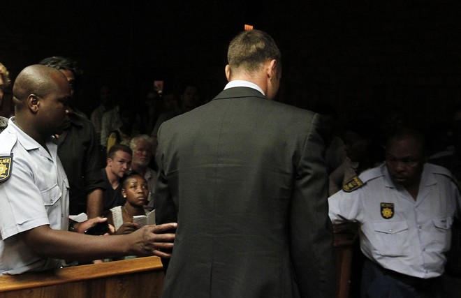 Pistorius nega ter assassinado a namorada, a modelo Reeva Steenkamp | Reuters