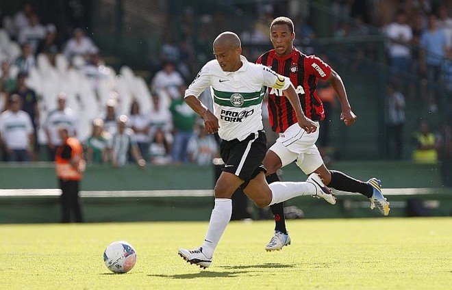 Alex marcado pelo atleticano Bruno Costa | 