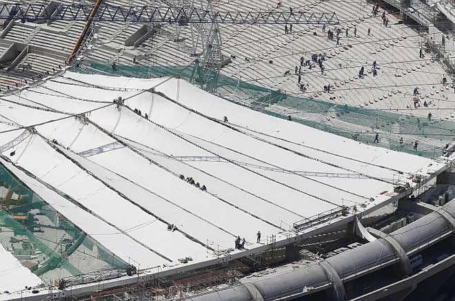 Cobertura do Maracanã, que deveria estar pronta em 2012, começou a ser instalada |