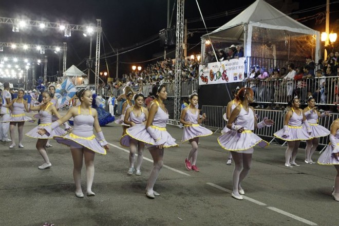 A Leões da Mocidade no desfile de Curitiba |