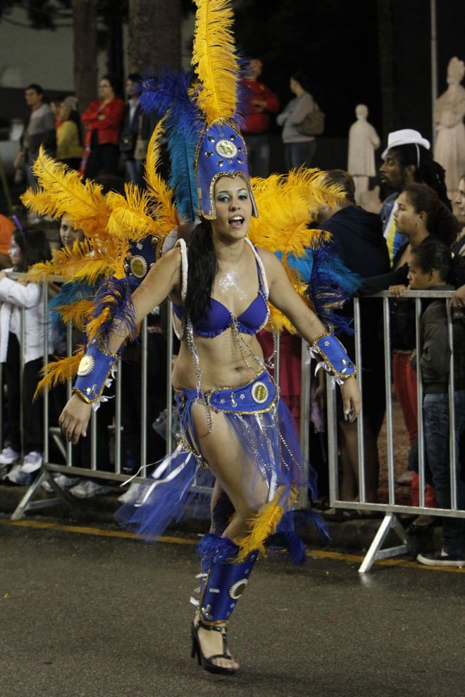 Passista da Bairro Alto anima o público na Cândido de Abreu |