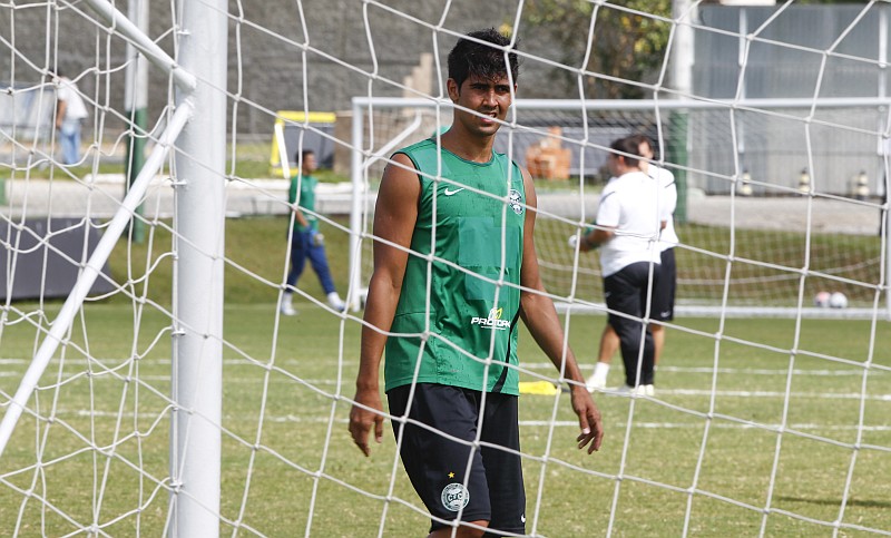 Leandro Almeida é o mais cotado para jogar no lugar de Luccas Claro | Daniel Castellano / Agência de Notícias Gazeta do Povo