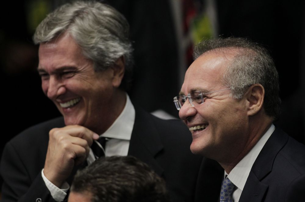 Junto com Fernando Collor (à esq.), Renan Calheiros sorri após sua eleição para a presidência do Senado | Reuters/Ueslei Marcelino
