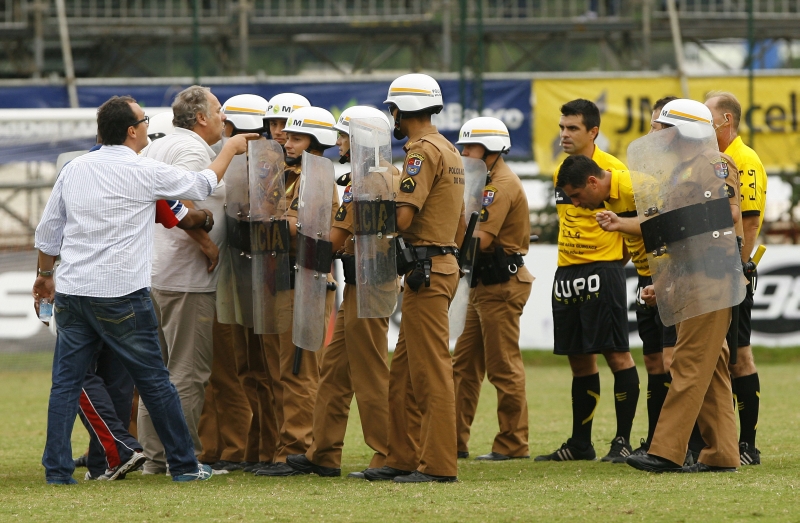 Paranistas partem para cima do quarteto de arbitragem após o empate por 2 a 2 com o J. Malucelli, que tirou os dois da liderança do Estadual: time reclama de dois pênaltis não marcados | Marcelo Andrade/Gazeta do Povo