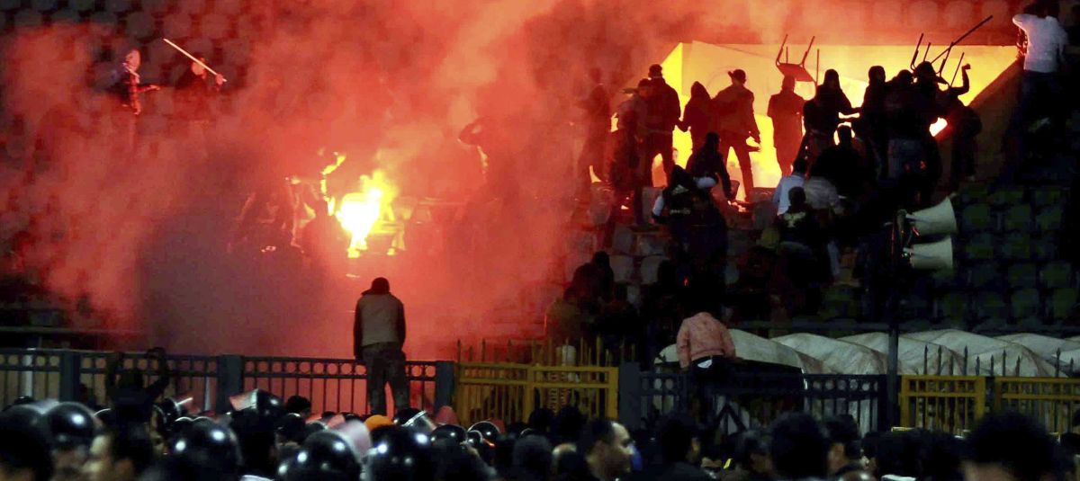 Confronto entre as torcidas do Al Masry e Al Ahli, em Port Said, causou dezenas de mortes e centenas de feridos | EFE/STRINGER