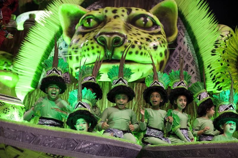 Desfile da X-9 Paulistana na sexta-feira | EFE/Sebastiao Moreira