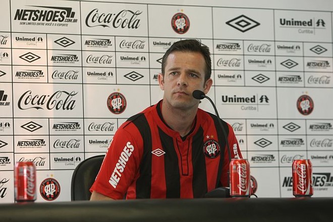 Segundo empresário, Rafael Schmitz estaria sem receber direitos de imagem no Atlético | Aniele Nascimento / Gazeta do Povo