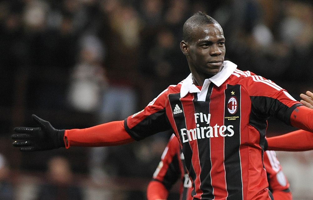 Mario Balotelli comemora após marcar em sua partida de estreia no Milan | Giorgio Perottino/Reuters
