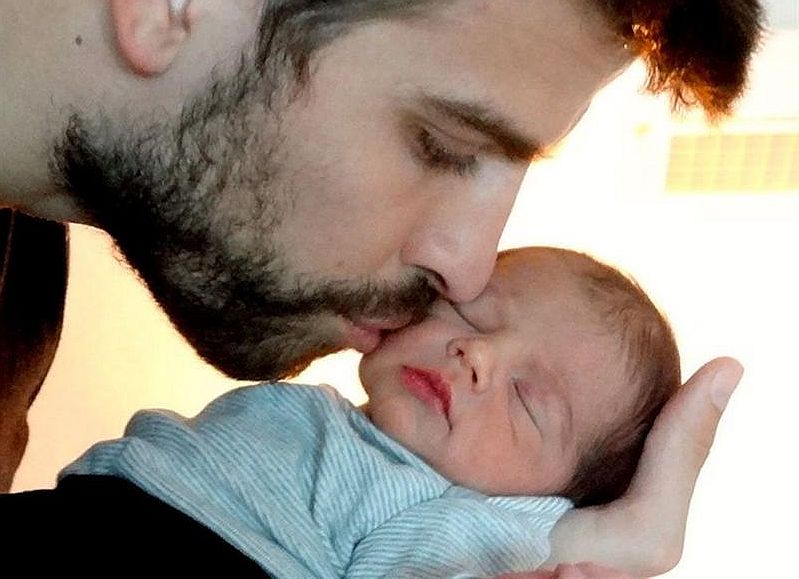 O jogador espanhol Piqué segura o pequeno Milan, filho dele com a cantora Shakira | EFE