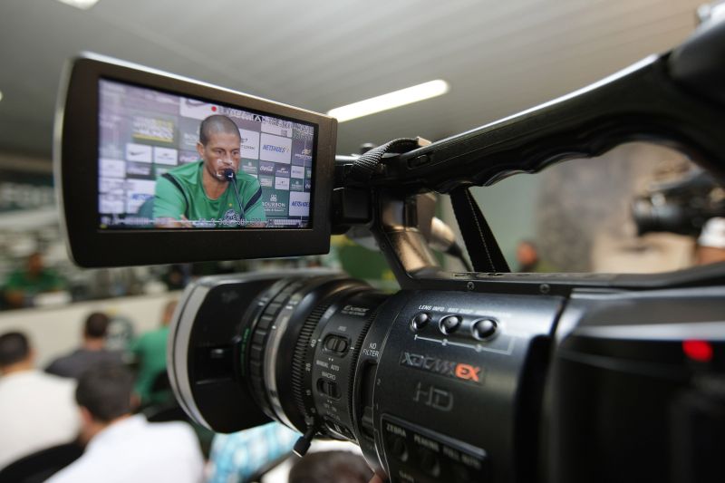 Alex durante entrevista no Couto Pereira. Jogador é o mais assediado do grupo alviverde | Ivonaldo Alexandre/Gazeta do Povo