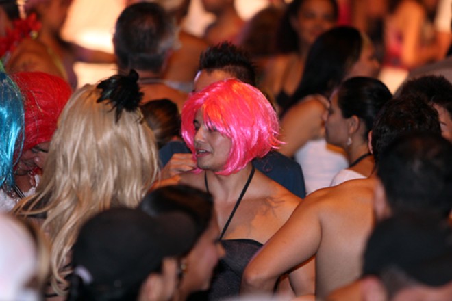 Perucas mais chamativas puderam ser vistas entre os foliões |