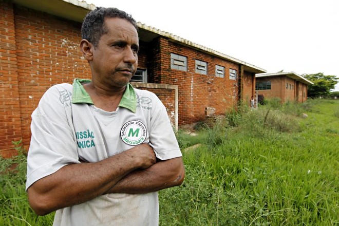 João Luís Cafú, massagista do Matsubara, coordena o desmanche da estrutura de treinamento do clube |