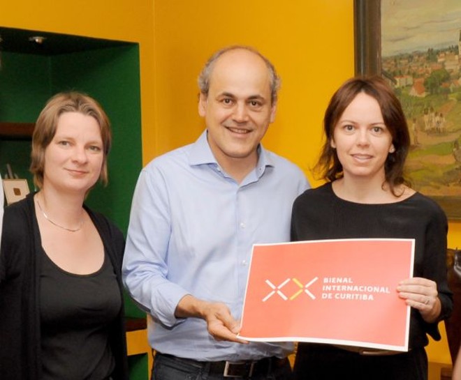 O prefeito Gustavo Fruet recebeu ontem os organizadores da Bienal Internacional de Curitiba Bienal Vento Sul. A programação da edição 2013 foi apresentada pela presidente do Instituto Paranaense de Arte, Luciana Casagrande Pereira (à dir.), e pela coordenadora curatorial, Stephanie Dahn Batista, além de outros representantes do evento, que ocorrerá de 31 de agosto a 1º de dezembro |