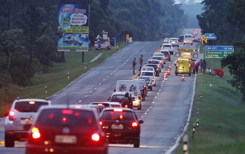 A quantidade de acidentes nas rodovias estaduais do Paraná caiu de 203 em 2012 para 165 neste ano: fiscalização mais rígida | Daniel Castellano/ Gazeta do Povo