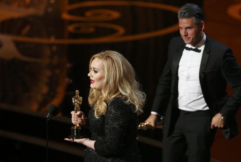 Cantora Adele and Paul Epworth recebem os Oscar de melhor canção original por Skyfall, do filme 007 - Operação Skyfall | REUTERS/Mario Anzuoni