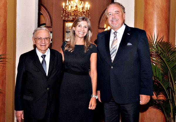 O ex-ministro Ozires Silva (à esq.) prestigiou na noite de quarta-feira, na Sociedade Garibaldi, a cerimônia de entrega do prêmio de empreendedorismo que leva seu nome e que contemplou 12 trabalhos sustentáveis. Com ele na foto, Milena Seabra, diretora de marketing do GRPCom, e o presidente do ISAE/FGV, Norman de Paula Arruda Filho | Francisco Martins