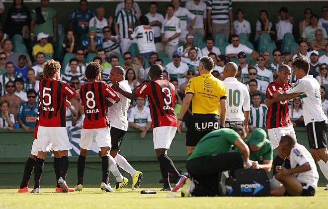 Confusão no primeiro tempo ocasionou a expulsão de Deivid e Léo | 