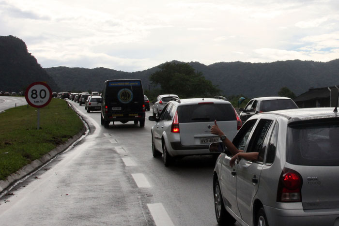 De acordo com a Ecovia, durante a noite, quase 20 mil veículos já haviam subido a Serra do Mar e o pico foi registrado entre 17h e 18h | Walter Alves / Agência de Notícias Gazeta do Povo