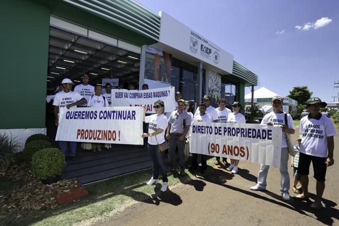 Com faixas, os agricultores gritaram palavras de ordem para a presidente Dilma Rousseff |