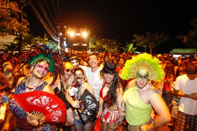 Foliões aproveitaram a festa e se fantasiaram de mulheres para acompanhar a Matimbanda |