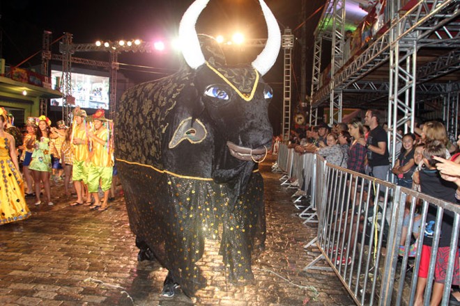 Blocos folclóricos desfilaram no segundo dia de folia em Antonina |