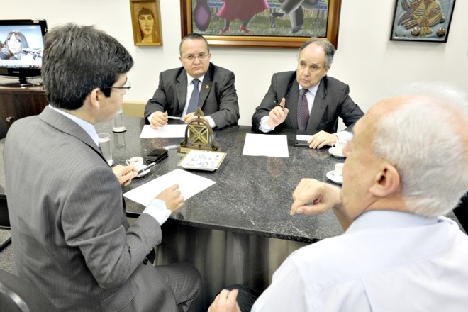 Reunião em que Randolfe (esq. à frente) desistiu da candidatura em favor de Taques (esq. ao fundo): união independente |