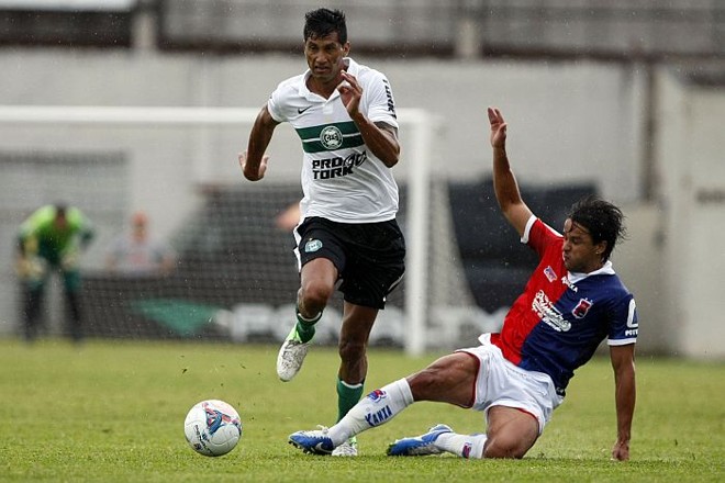 Zagueiro Escudero jogou o Paratiba improvisado de lateral esquerdo no Coritiba | 