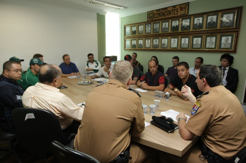 Reunião no quartel da Polícia Militar definiu o esquema de segurança para o primeiro Atletiba do ano | Aniele Nascimento / Gazeta do Povo
