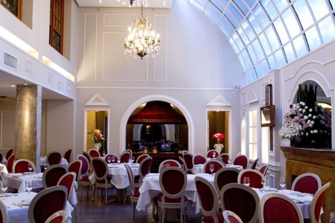 Sala principal do Restaurante Piantella. Na parede, a placa em homenagem ao ex-deputado e ex-presidente da Câmara Luis Eduardo Magalhães, já falecido, que costumava frequentar o restaurante | 