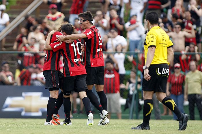 Zezinho (camisa 10) é abraçado por Renan Foguinho e Tiago Adan no segundo gol atleticano contra o Cianorte | Henry Milléo / Gazeta do Povo