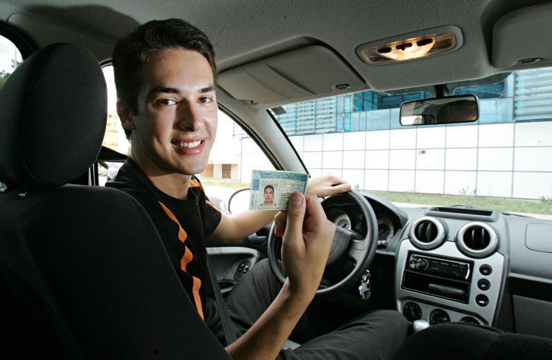 Não tive dificuldade em nenhum dos exames. É normal ficar um pouco nervoso no teste prático, mas para mim foi tranquilo porque planejei tudo. Marquei minhas férias justamente para fazer a carteira. - Douglas Passoni, pianista, que conseguiu a habilitação no mês passado | Josué Teixeira/ Jornal de Londrina