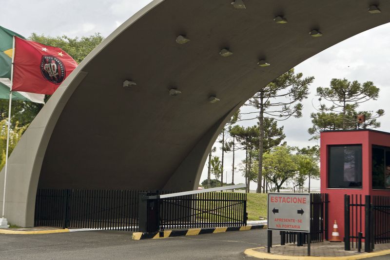 Entrada do Centro de Treinamento do Caju, do Atlético: decisão da diretoria não encontra eco na maior parte da torcida rubro-negra, que gostaria de ver o time principal em ação | Marcelo Andrade/ Gazeta do Povo