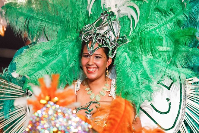 Passista anima o desfile da Batel |