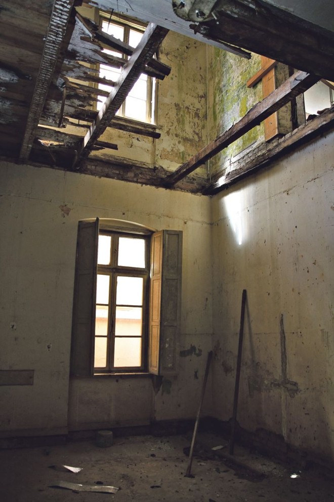 Apodrecimento de vigas e piso são alguns dos problemas vistos no edifício |