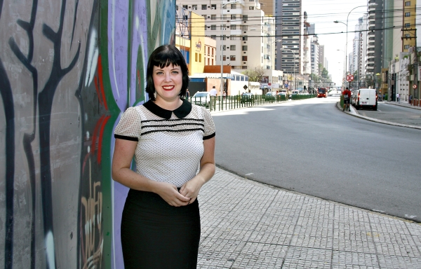 Há quase dez anos, a jornalista Neli Pereira saiu de Curitiba e ganhou o mundo: morou na Europa e hoje vive em São Paulo, onde é âncora de um programa nacional de rádio. Mas não deixa de vir se reabastecer com suas raízes locais. Entre passeios a pé, de carro e de ônibus, visitas a praças, feiras e cervejarias, Neli planeja voltar. A cidade está crescendo de um jeito muito legal | Mauro Campos