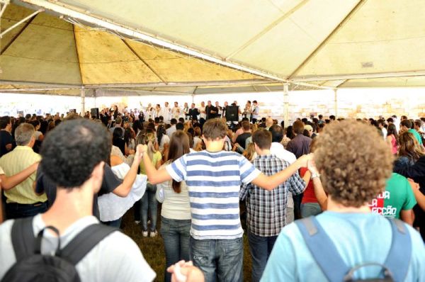 Alunos da UFSM voltam às aulas -Estudantes e professores da Universidade Federal de Santa Maria participaram na manhã de ontem de um culto ecumênico que homenageou as vítimas do incêndio da boate Kiss e marcou o retorno das aulas. Estavam presentes representantes de várias Igrejas. O arcebispo da arquidiocese da cidade leu uma mensagem do Papa Bento 16, em que ele diz compartilhar do sofrimento das famílias das vítimas. Dom Francisco de Assis, da Igreja Anglicana, disse que a universidade, lugar de produção de conhecimento, agora é desafiada a produzir solidariedade e citou uma música da banda inglesa Queen, The Show Must Go On | Tarsila Pereira/ Correio do Povo