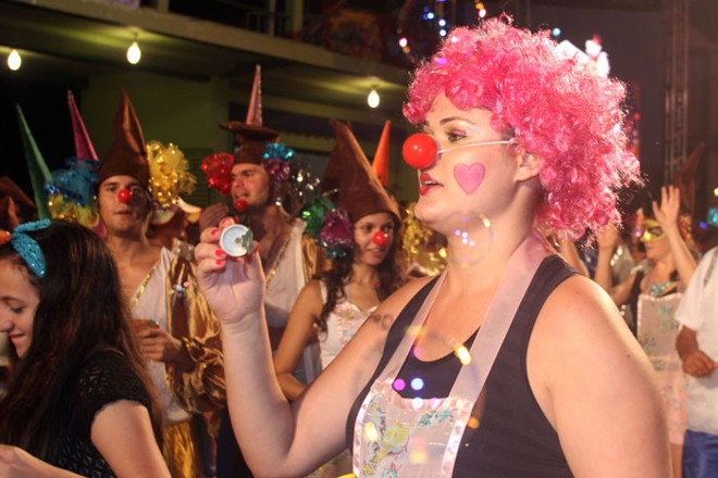 Blocos folclóricos desfilam no segundo dia de folia em Antonina |