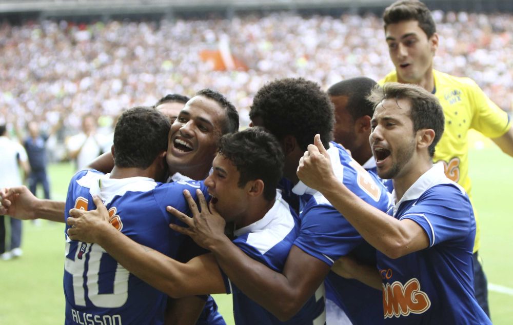 Time do Cruzeiro comemora o primeiro gol do novo Mineirão. Anselmo Ramon marcou aos 22 do primeiro tempo | Washington Alves/VIPCOMM e Denilton Dias/VIPCOMM