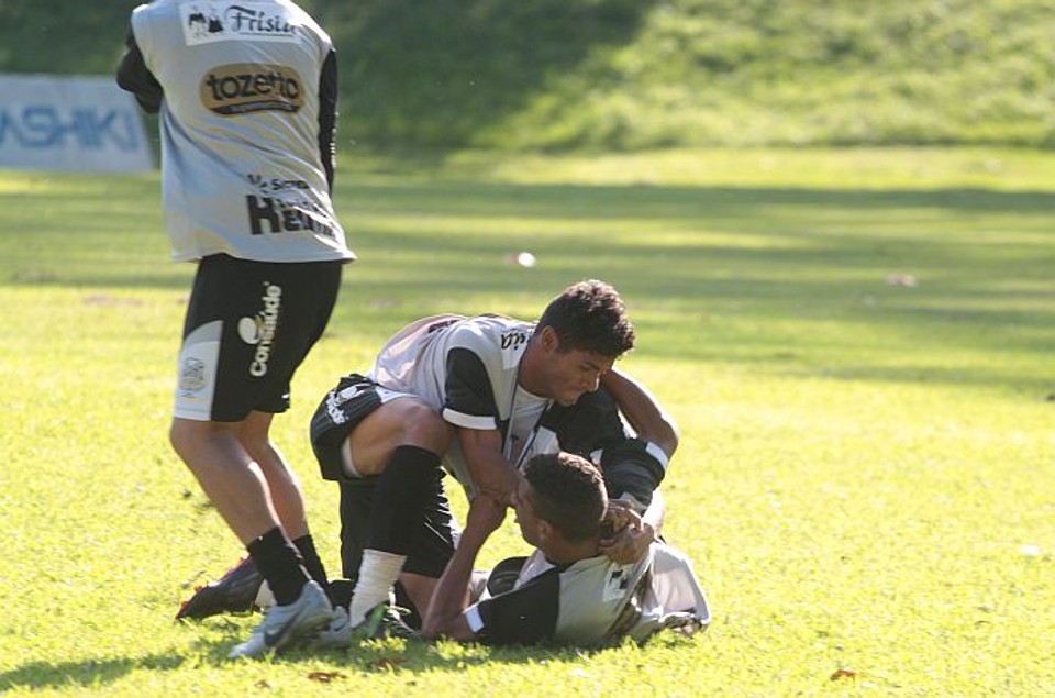 Paulo Turra chega ao comando do Operário na semana que o lateral Fabinho e o volante Jacio trocaram socos no treino | Thiago Terada
