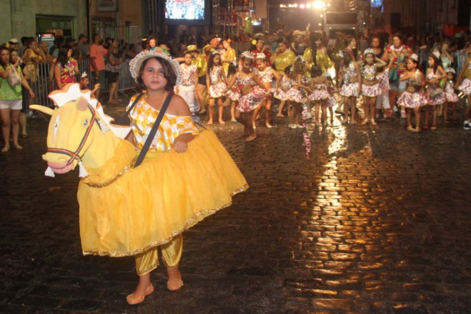Blocos folclóricos desfilaram no segundo dia de folia em Antonina |